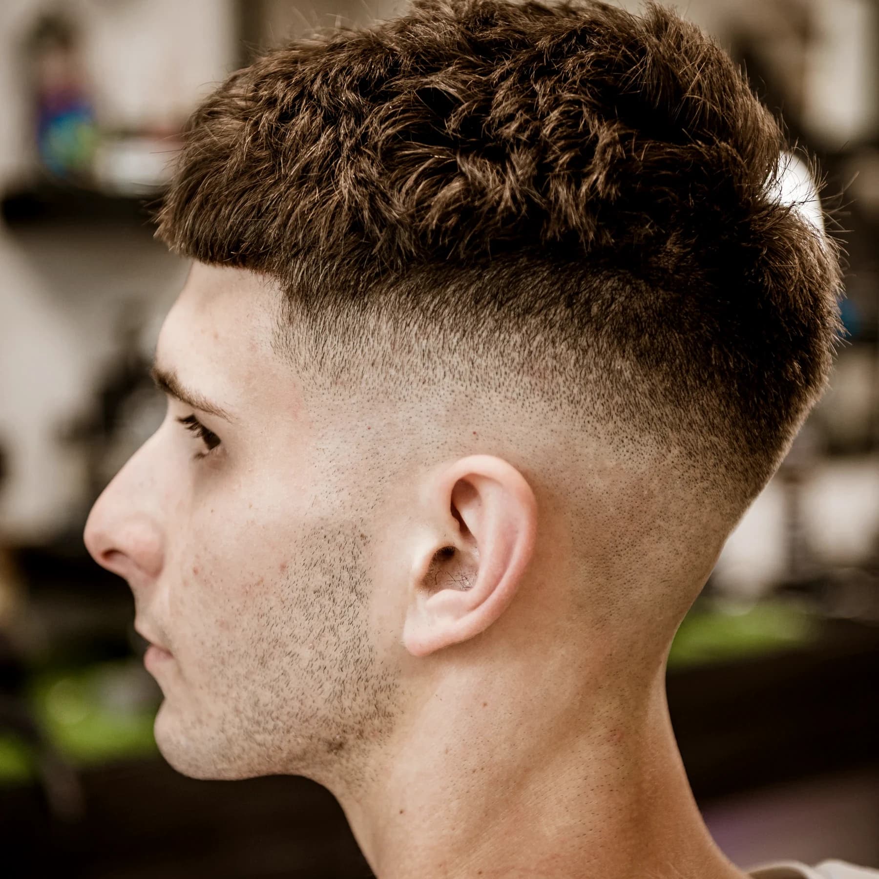 Éles profil: bőrig vitt fade közelről, tiszta kontúrral